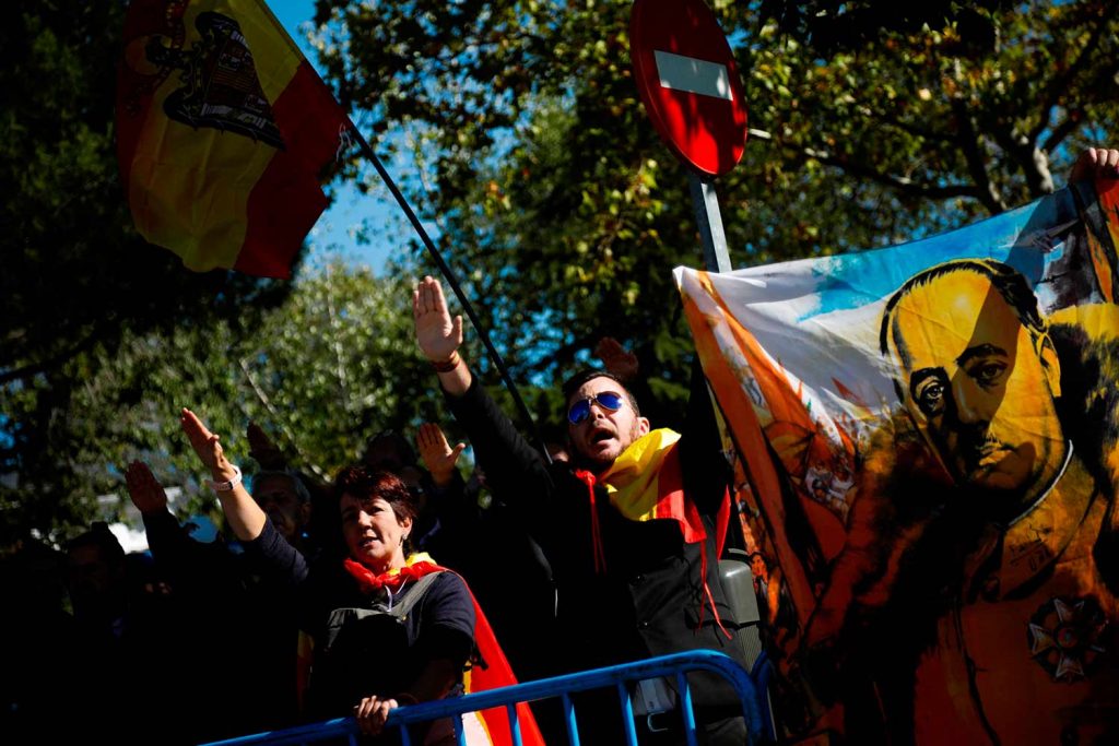 "Estamos aquí para agradecer a Franco 40 años de paz": los franquistas despiden al dictador en Mingorrubio 5