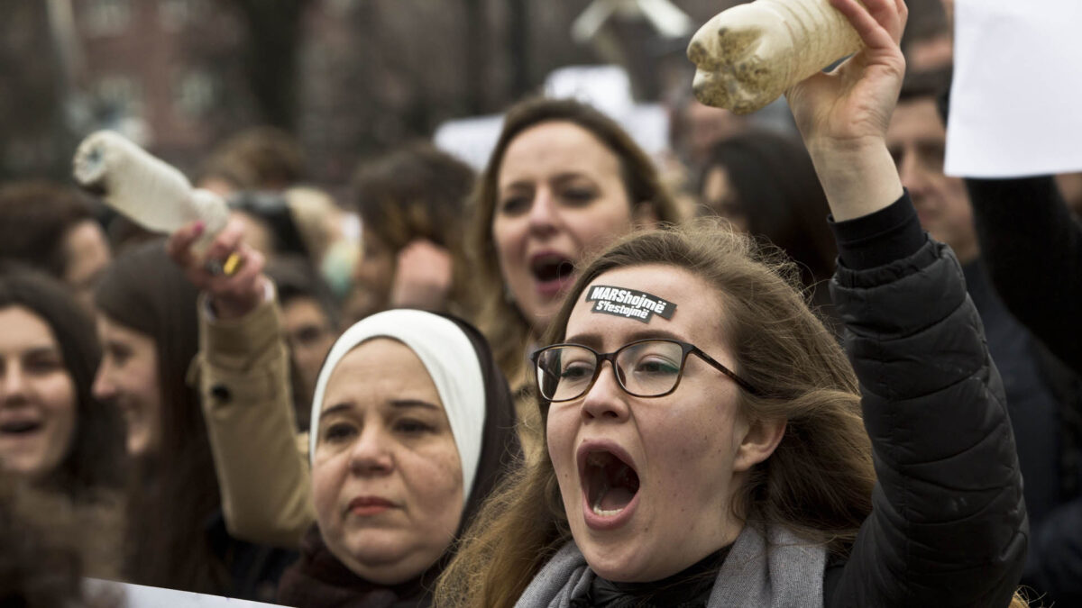 Una joven es violada por su profesor, un policía, su abogado y el ginecólogo con el que abortó