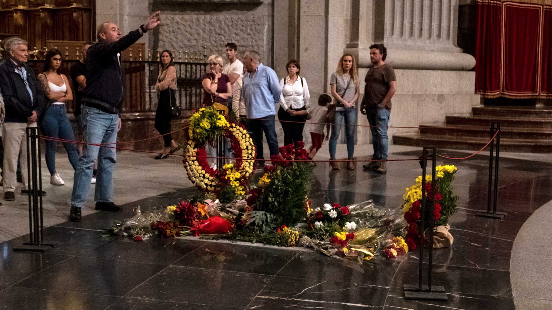 El ataúd de Franco saldrá de la basílica a hombros de sus familiares