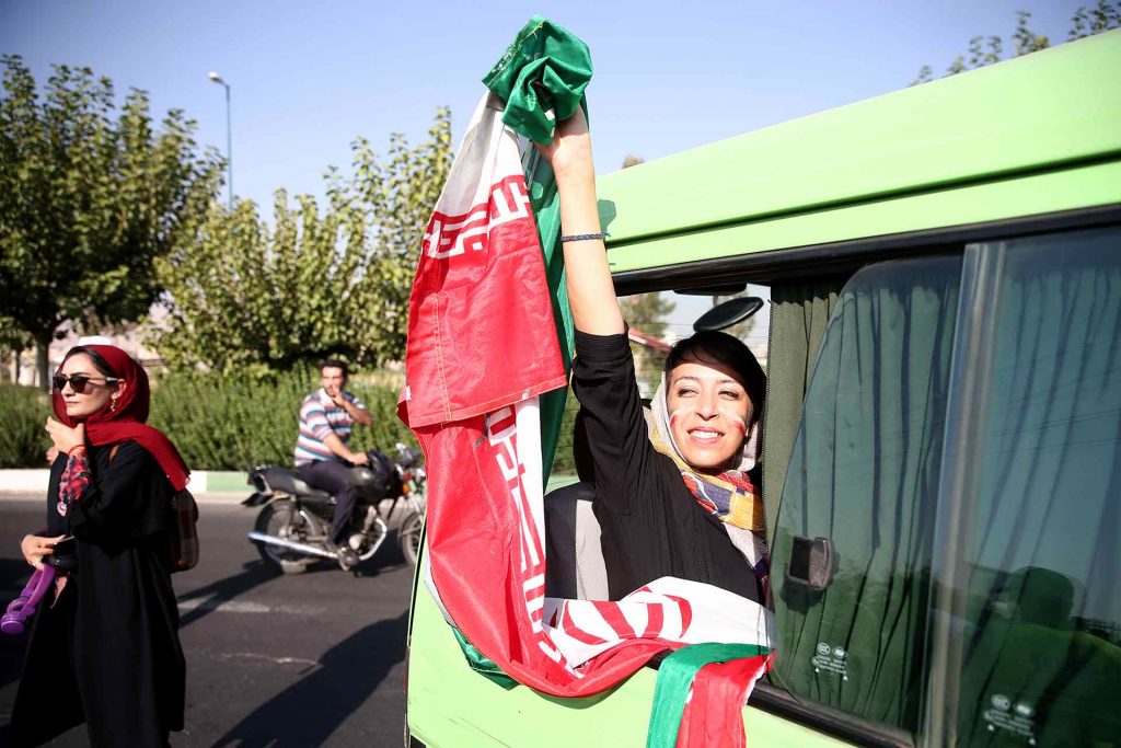 Irán permite por primera vez el acceso de las mujeres a un estadio de fútbol