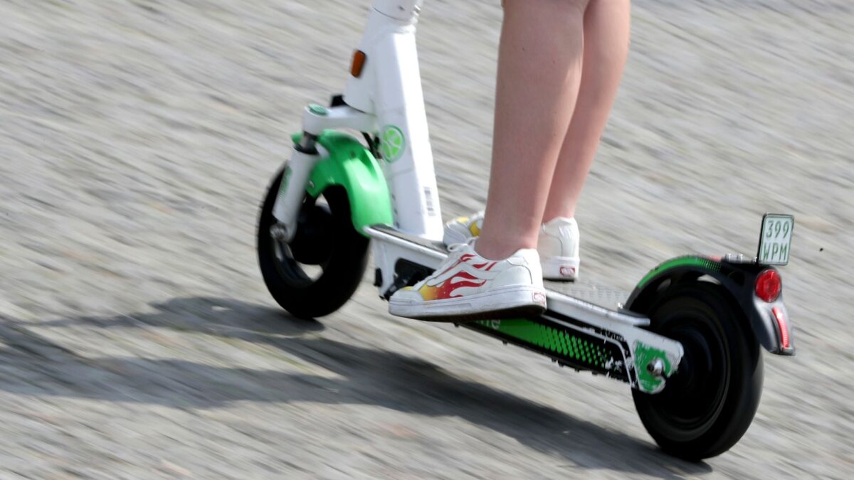 La Guardia Civil para a una mujer en la autopista por circular con patinete eléctrico