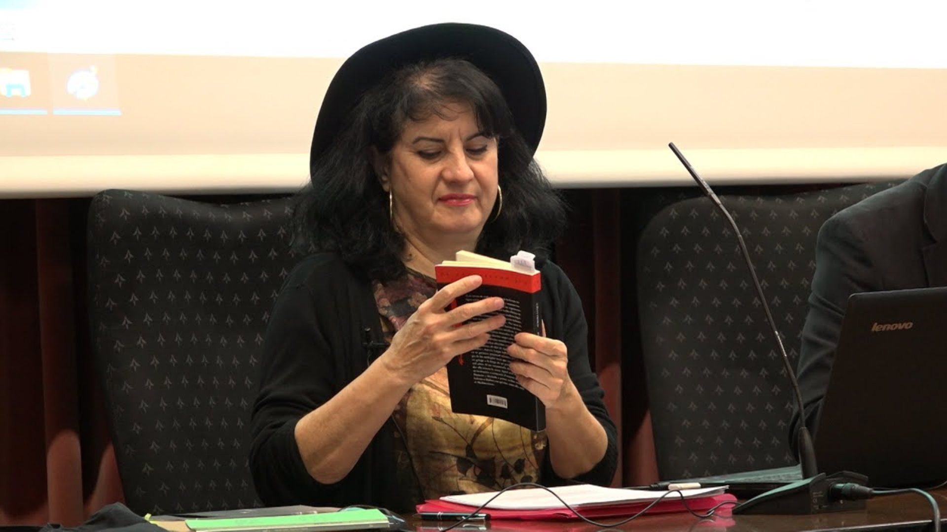 La poesía de Aurora Luque gana el reputado Premio Loewe por 'Gavieras'