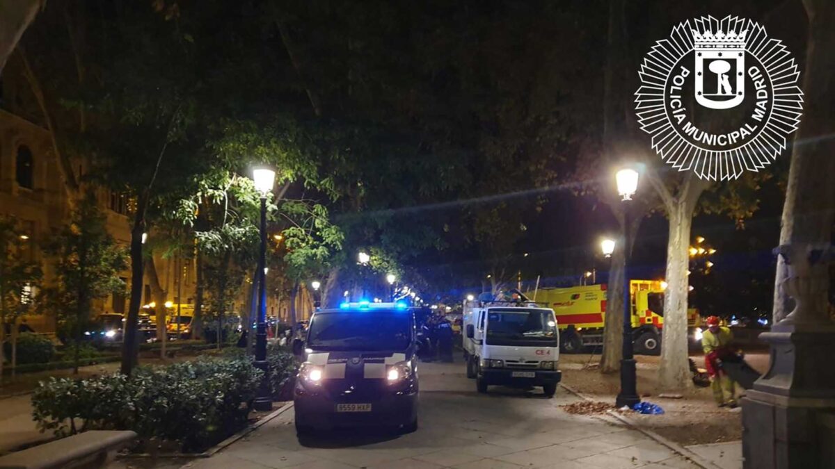 La Policía desaloja la acampada de personas sin hogar del Paseo del Prado