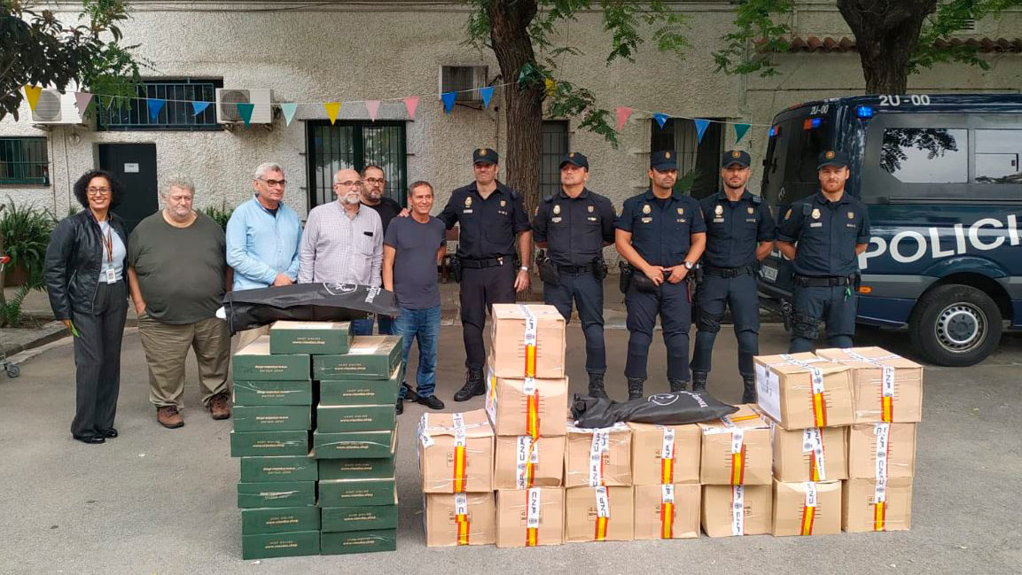 La Policía dona el dinero y la comida que recibió en agradecimiento por su actuación en Barcelona