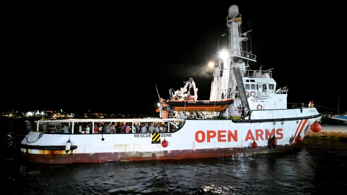 Los inmigrantes rescatados ayer por el Open Arms empiezan a ser trasladados a Malta