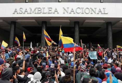 Los manifestantes contra Lenín Moreno irrumpen en la Asamblea Nacional de Ecuador