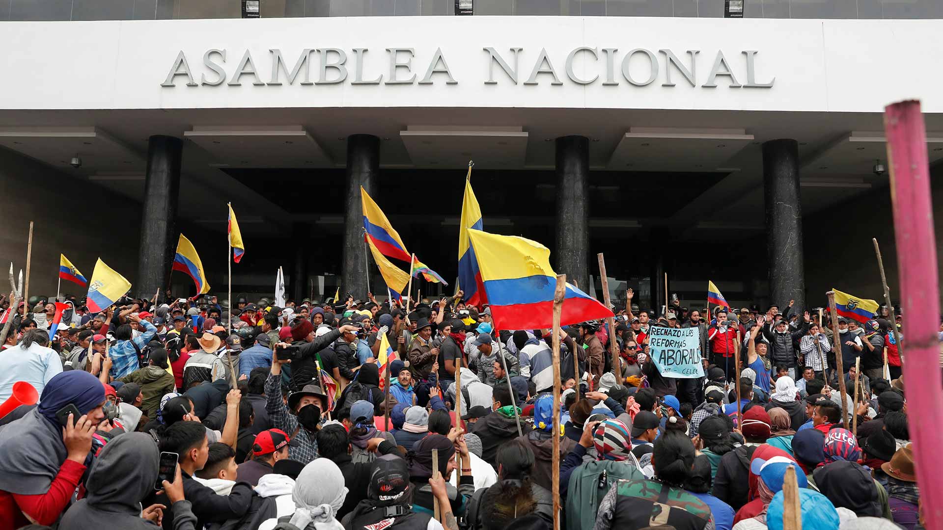 Los manifestantes contra Lenín Moreno irrumpen en la Asamblea Nacional de Ecuador