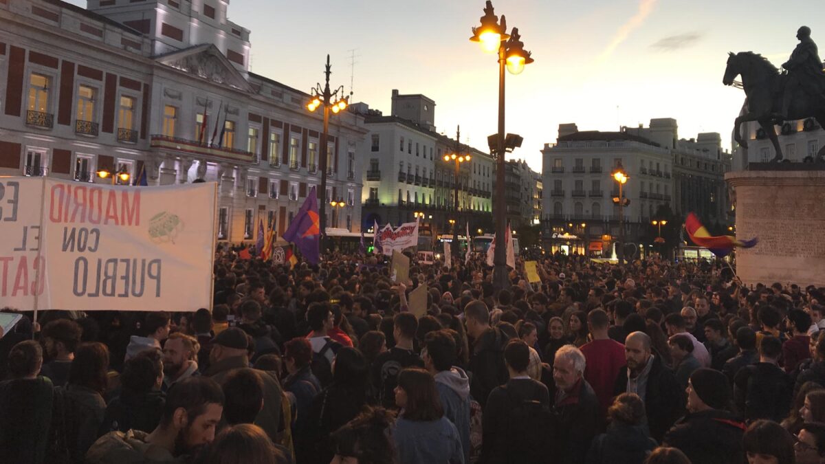 Cientos de personas se concentran en Sol en rechazo a la sentencia del ‘procés’