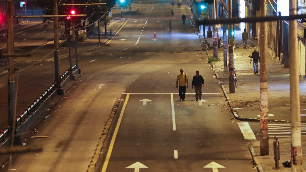 Miles de personas piden el cese de la violencia en Quito con una cacerolada tras el toque de queda