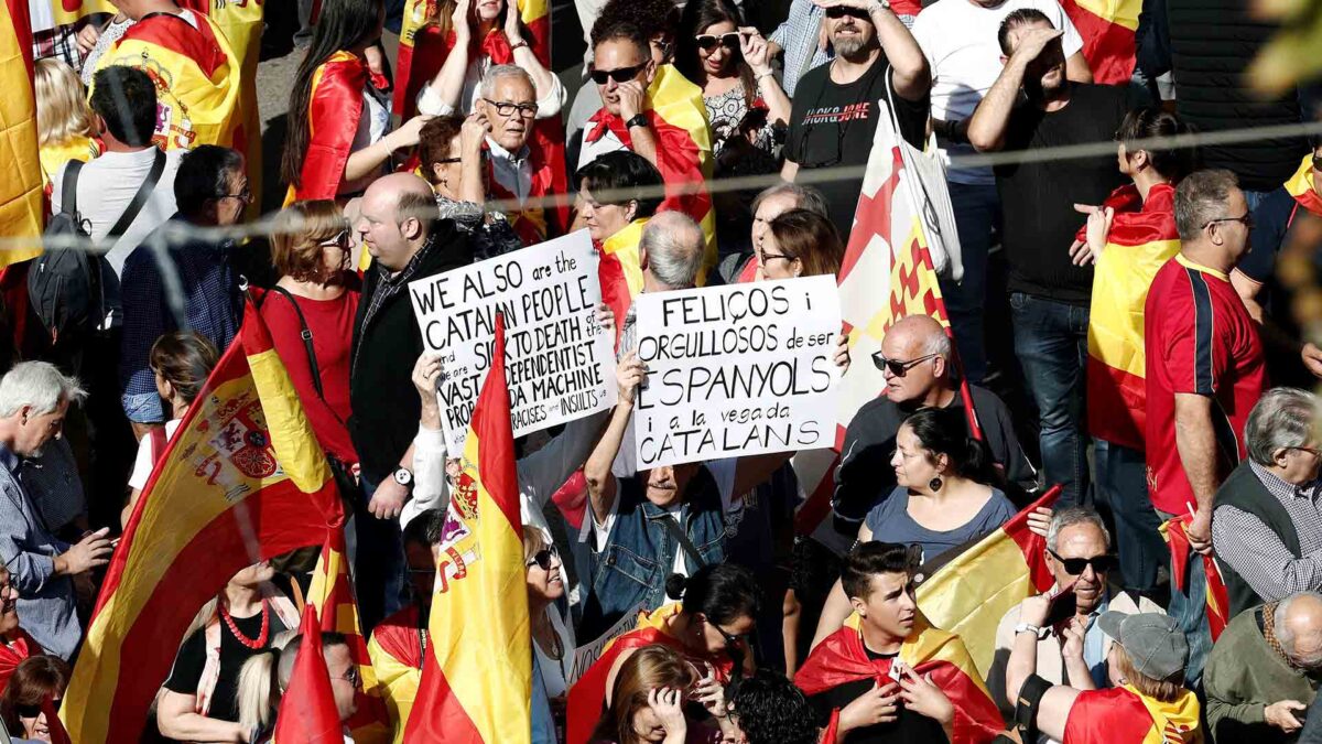 Miles de personas se manifiestan en Barcelona para decir «basta» al «procés»