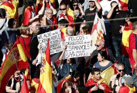 Miles de personas se manifiestan en Barcelona para decir "basta" al "procés"