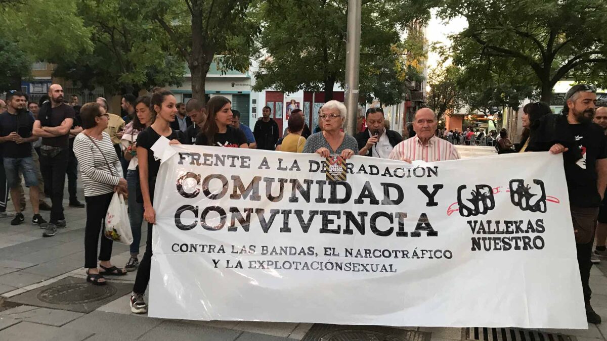 “No a las bandas, no al racismo”: los vallecanos plantan cara a la violencia en el barrio