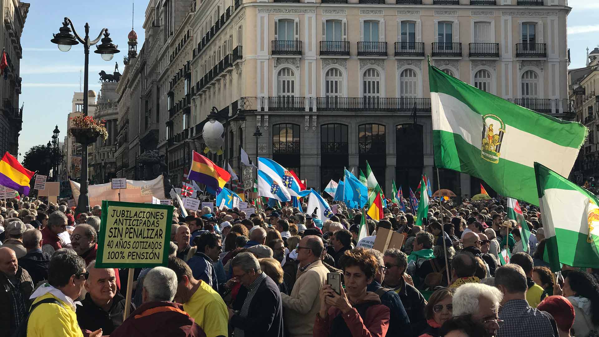 Pensionistas de toda España reclaman en Sol un sistema digno