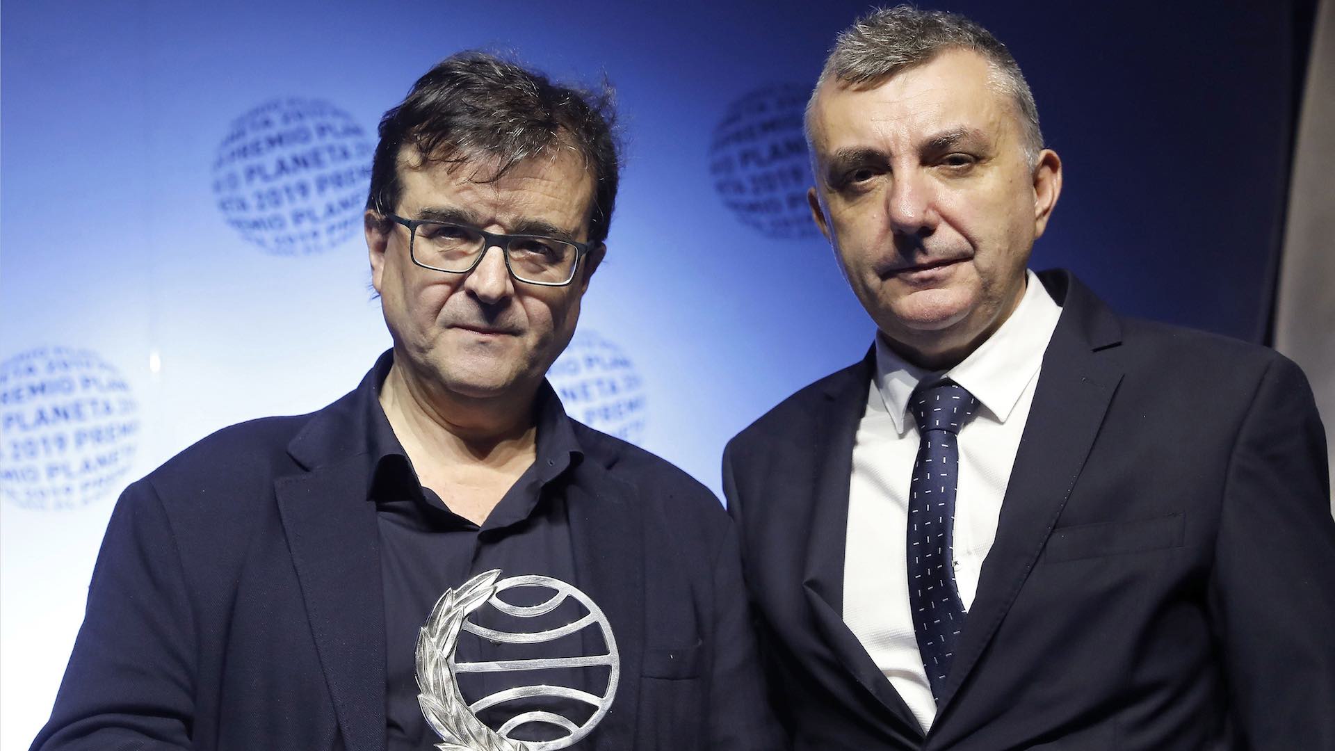 Planeta premia a Javier Cercas y Manuel Vilas, y los ‘caza’ de Penguin Random House