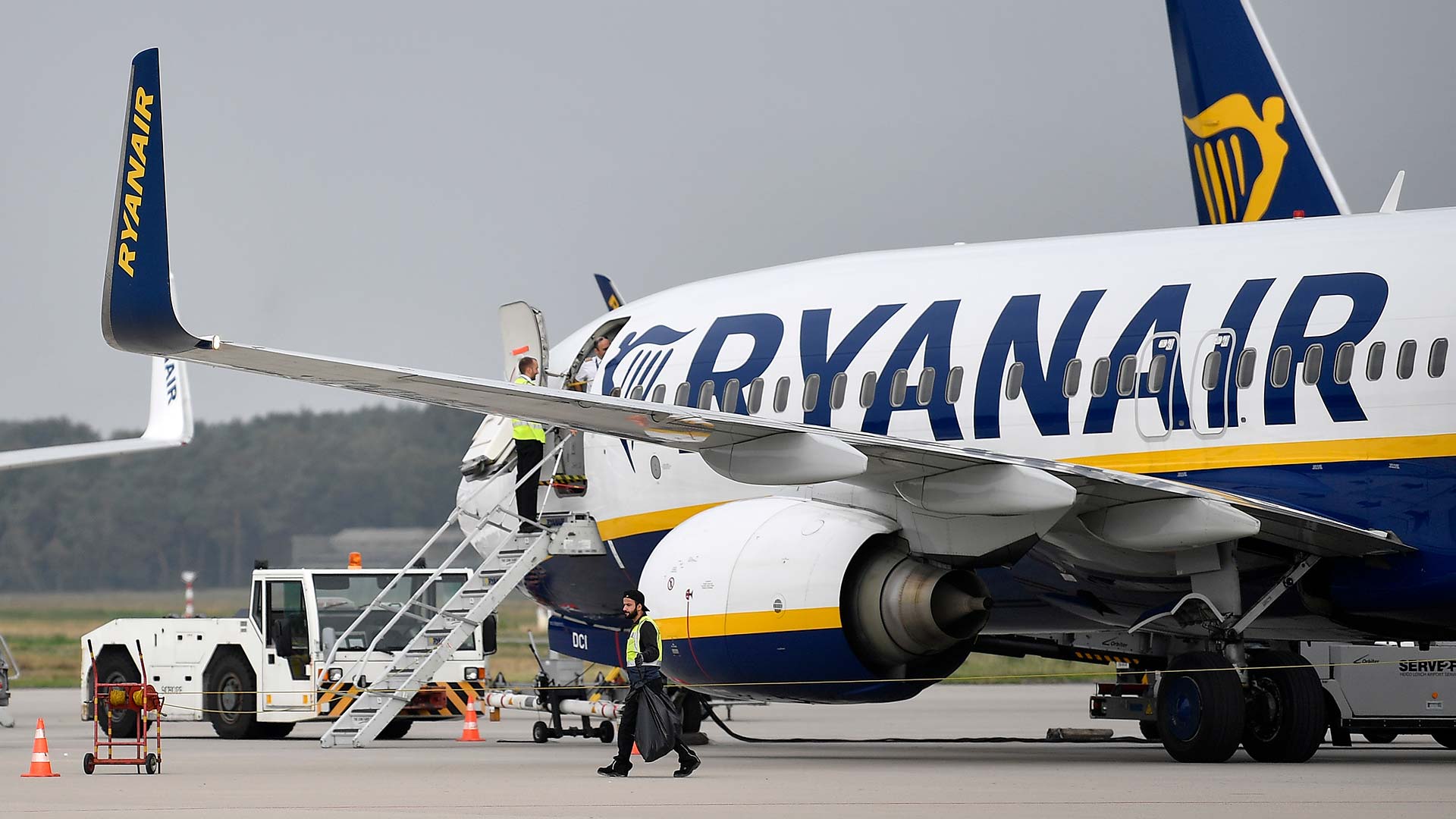 Ryanair anuncia un ERE que afectará a 432 personas en Canarias y Girona