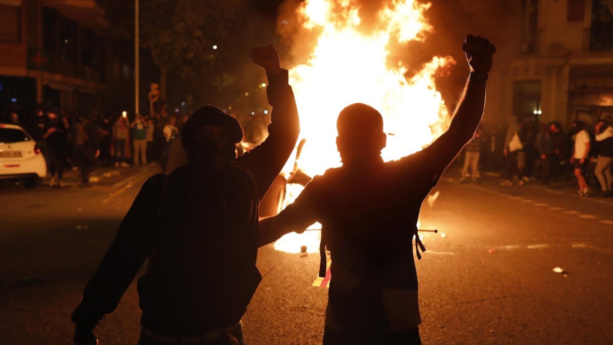 Barcelona vive otra noche de batalla campal y Torra culpa a «infiltrados y provocadores»