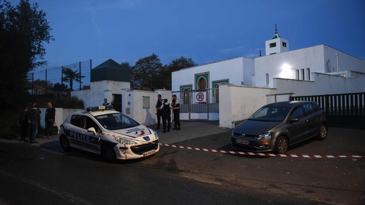 Un hombre de 84 años intenta incendiar una mezquita en Bayona y dispara a dos personas