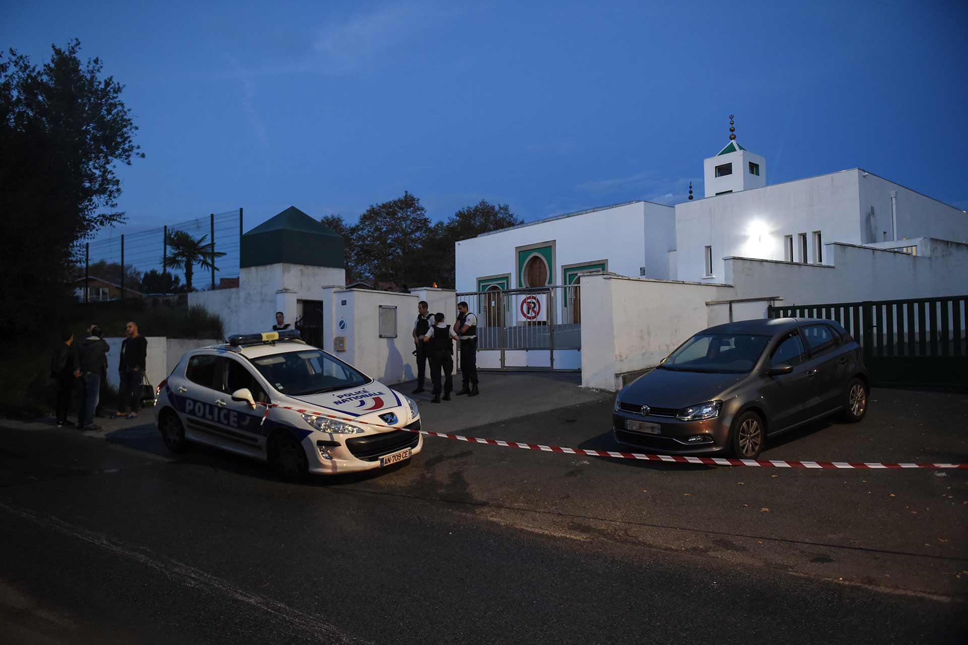 Un hombre de 84 años intenta incendiar una mezquita en Bayona y dispara a dos personas