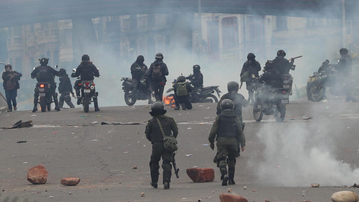 Una Biblia de bolsillo salva la vida a un policía que recibió un disparo en Bolivia