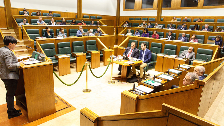 El Parlamento vasco defiende el derecho a decidir la relación entre Euskadi y España