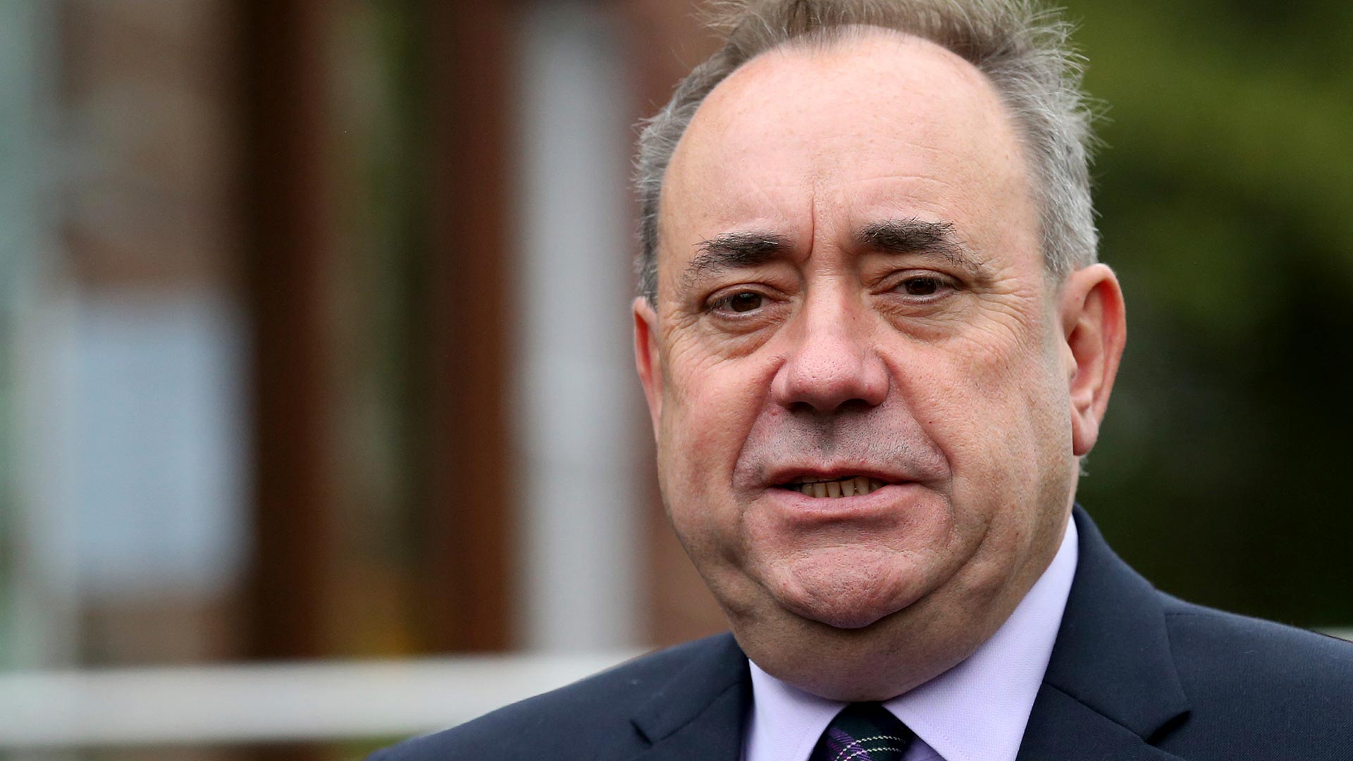 Alex Salmond se sienta en el banquillo acusado de 13 delitos sexuales