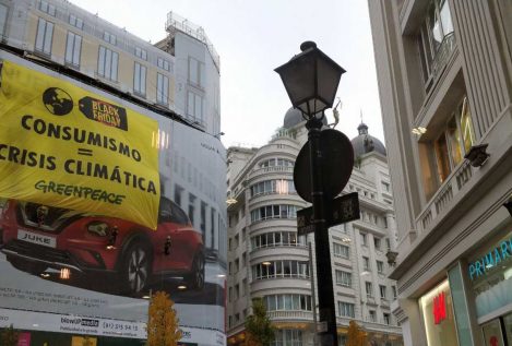 Greenpeace despliega una pancarta en Madrid contra el Black Friday: "Consumismo=crisis climática"