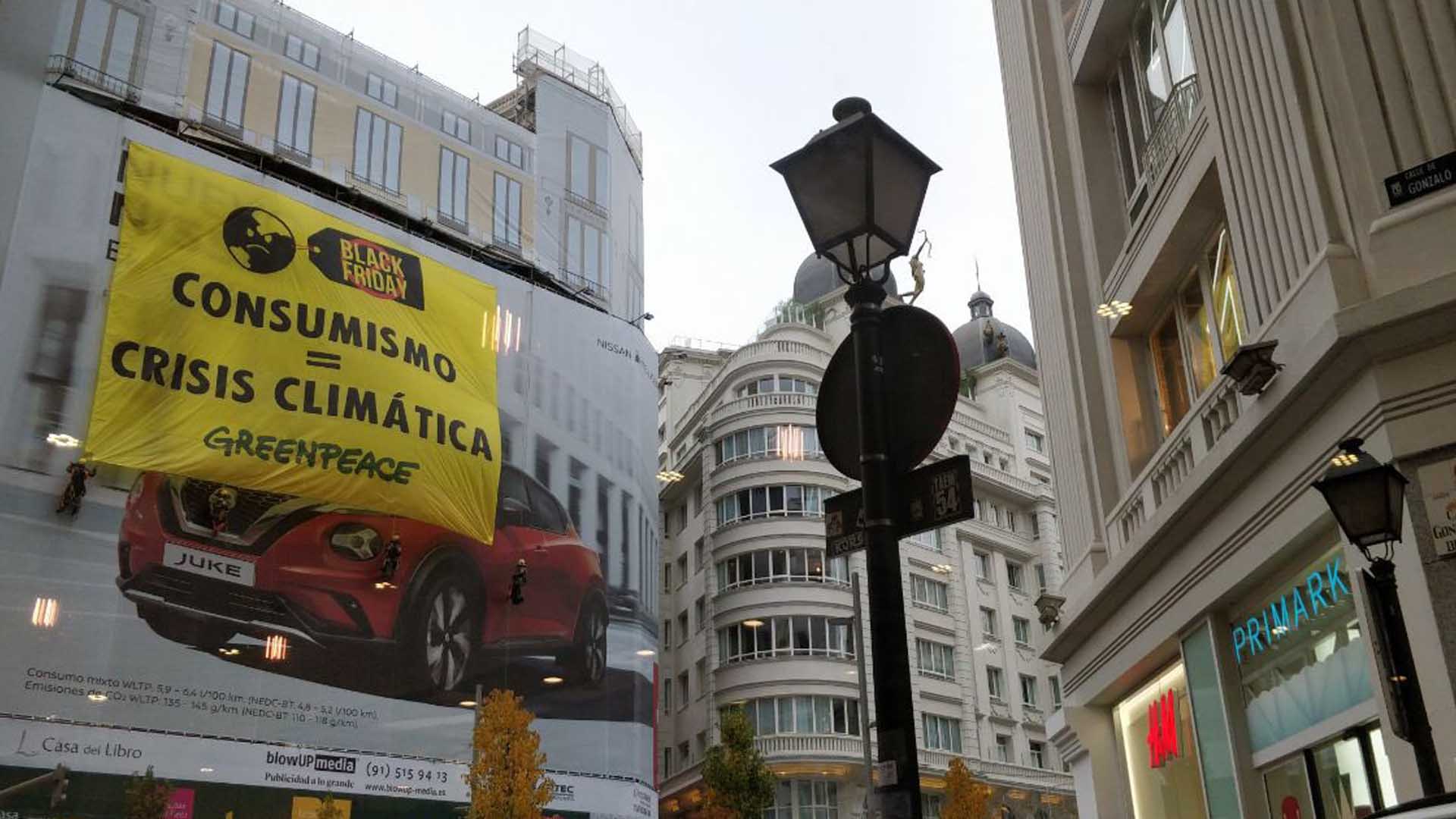 Greenpeace despliega una pancarta en Madrid contra el Black Friday: "Consumismo=crisis climática"