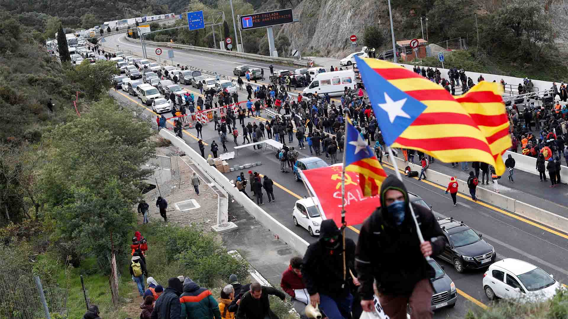 Independentistas catalanes cortan la frontera con Francia en La Jonquera