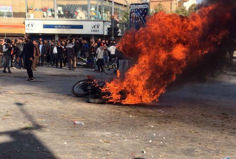 Un policía muerto y un millar de detenidos en las protestas contra la subida de la gasolina en Irán