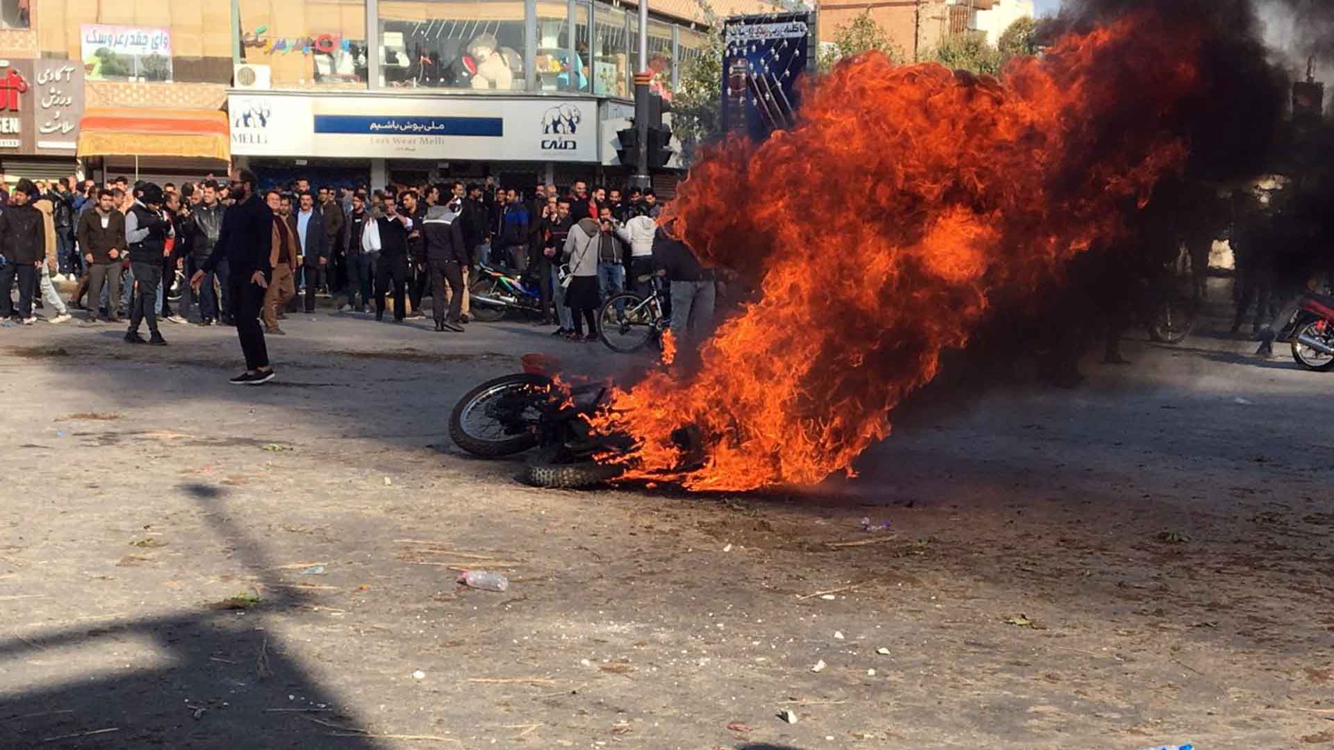 Un policía muerto y un millar de detenidos en las protestas contra la subida de la gasolina en Irán