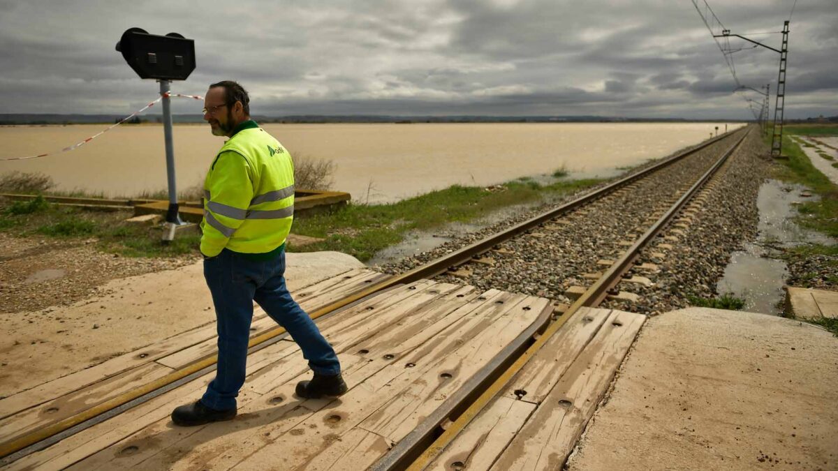 Un tren de mercancías arrolla a una furgoneta en Manzanares y deja dos muertos