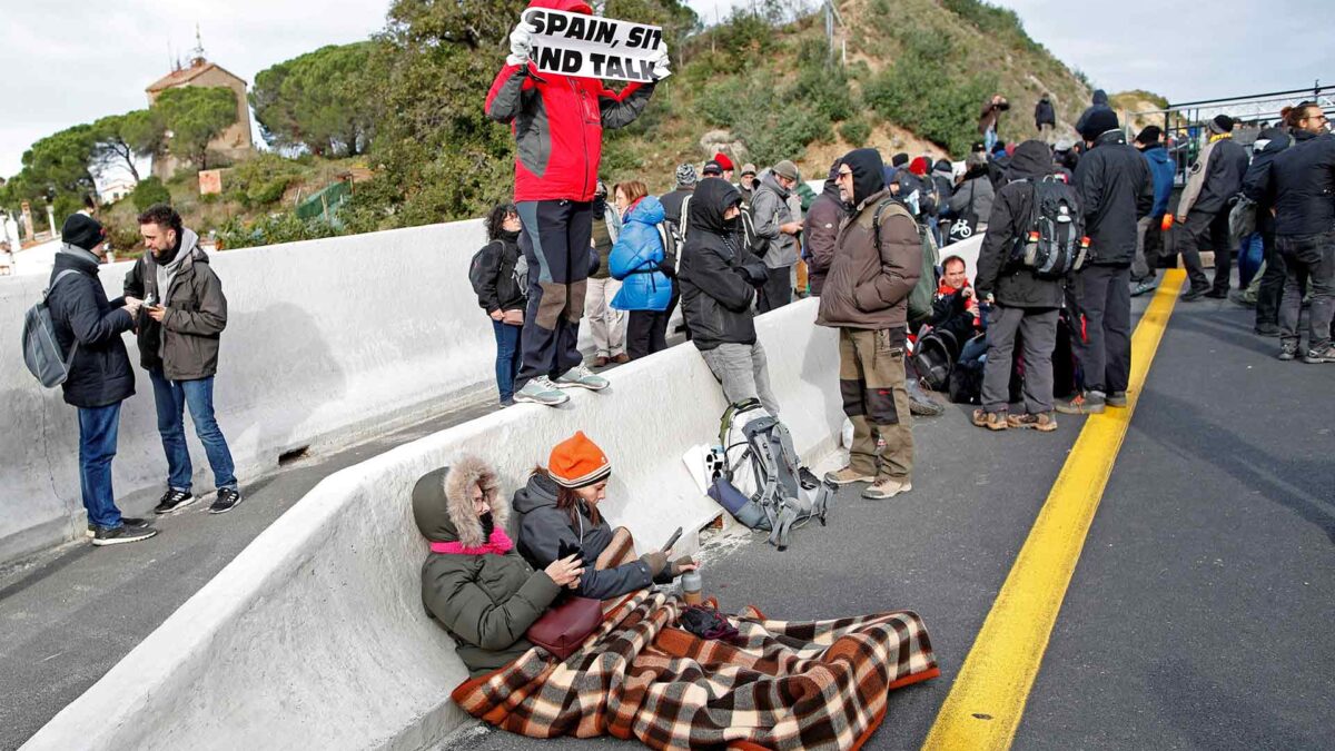 Los antidisturbios franceses desalojan a los manifestantes en La Jonquera