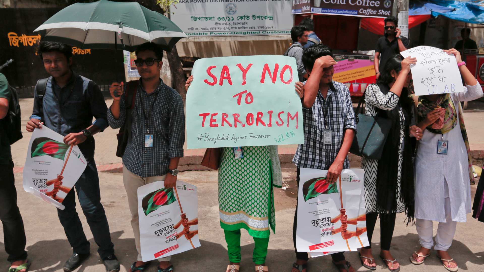Bangladesh condena a la horca a siete islamistas por un atentado que mató a 17 extranjeros en 2016
