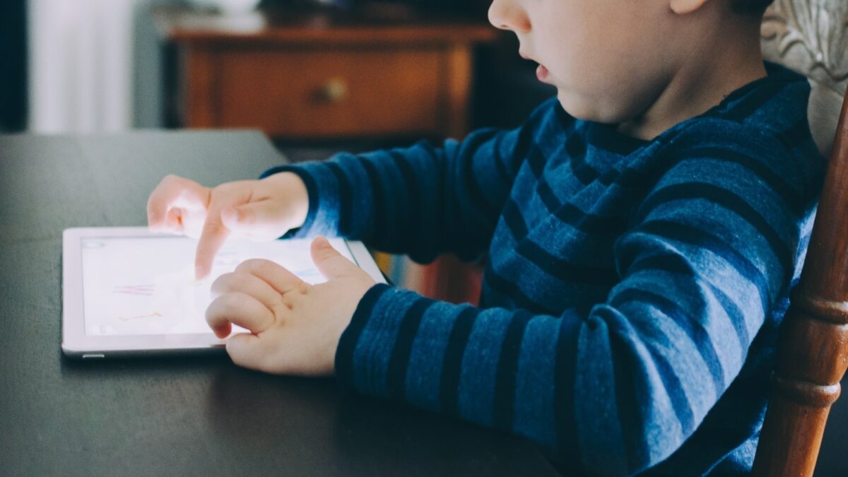 Cómo diferenciar entre adicción a las pantallas y uso abusivo en niños y adolescentes