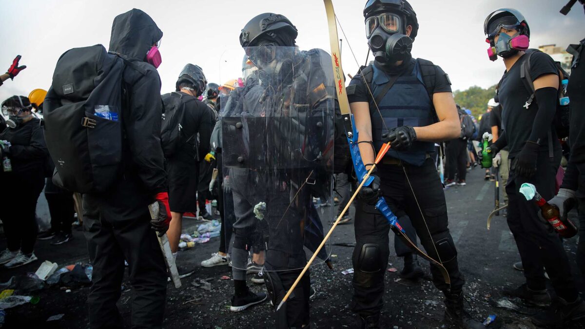 Con arcos y flechas, los campus se convierten en el último campo de batalla en Hong Kong