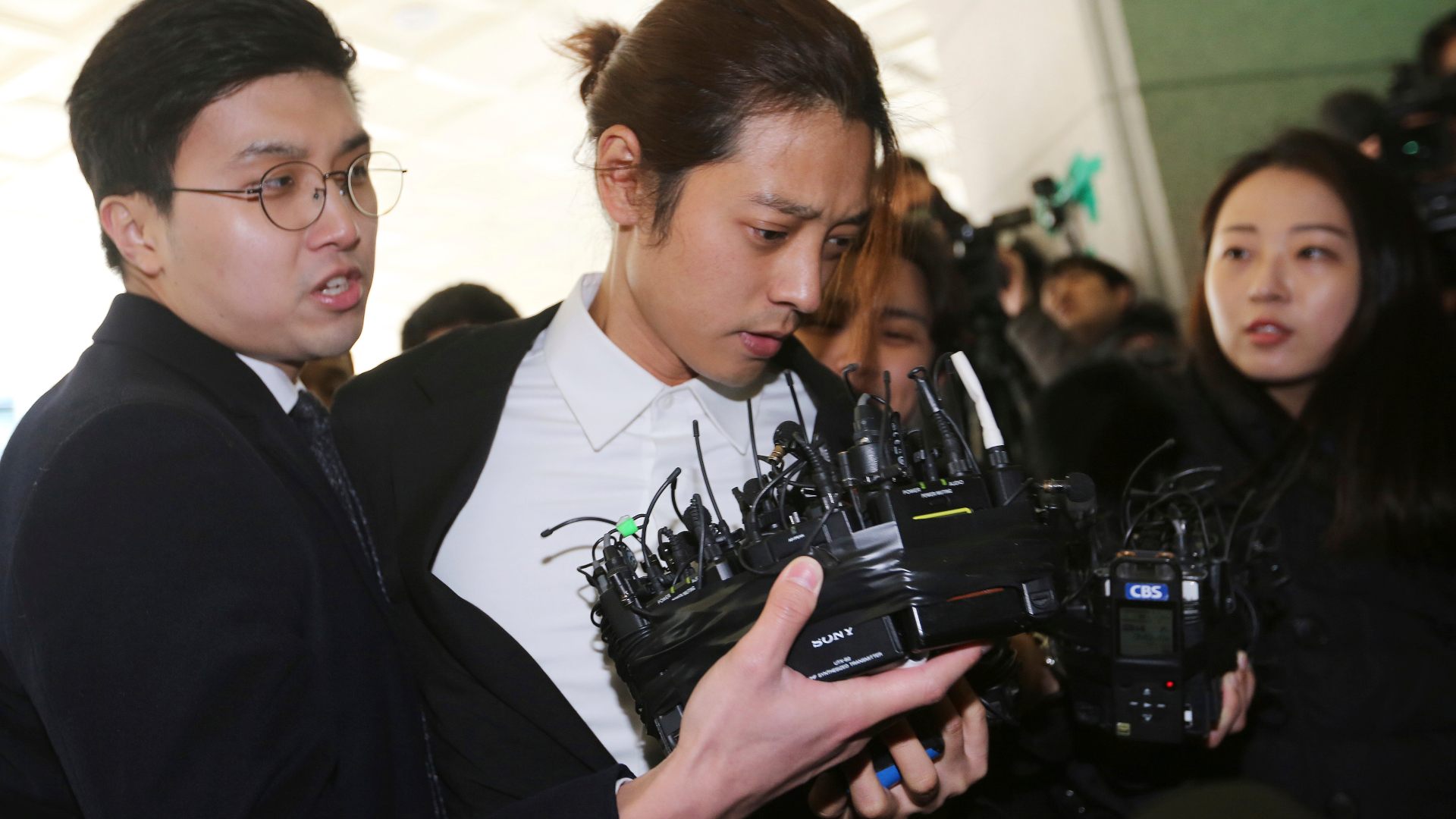 Dos estrellas del K-Pop entran en prisión por participar en violaciones en grupo