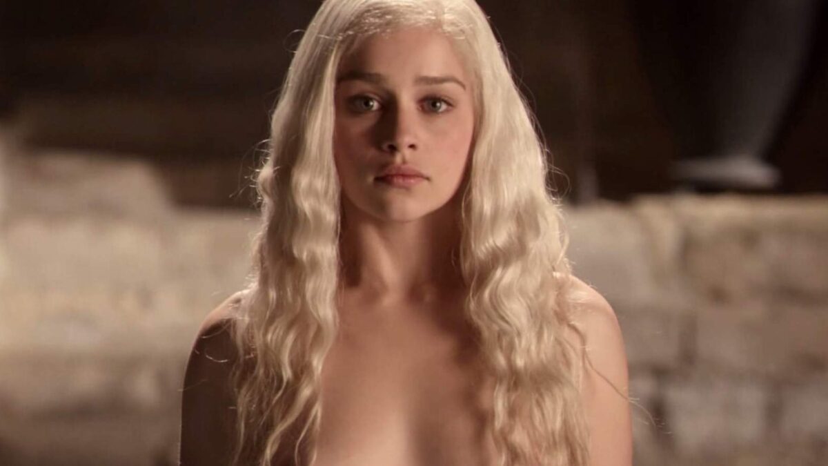 «No querrás decepcionar a tus seguidores»: Emilia Clarke denuncia presiones para aparecer desnuda en sus películas