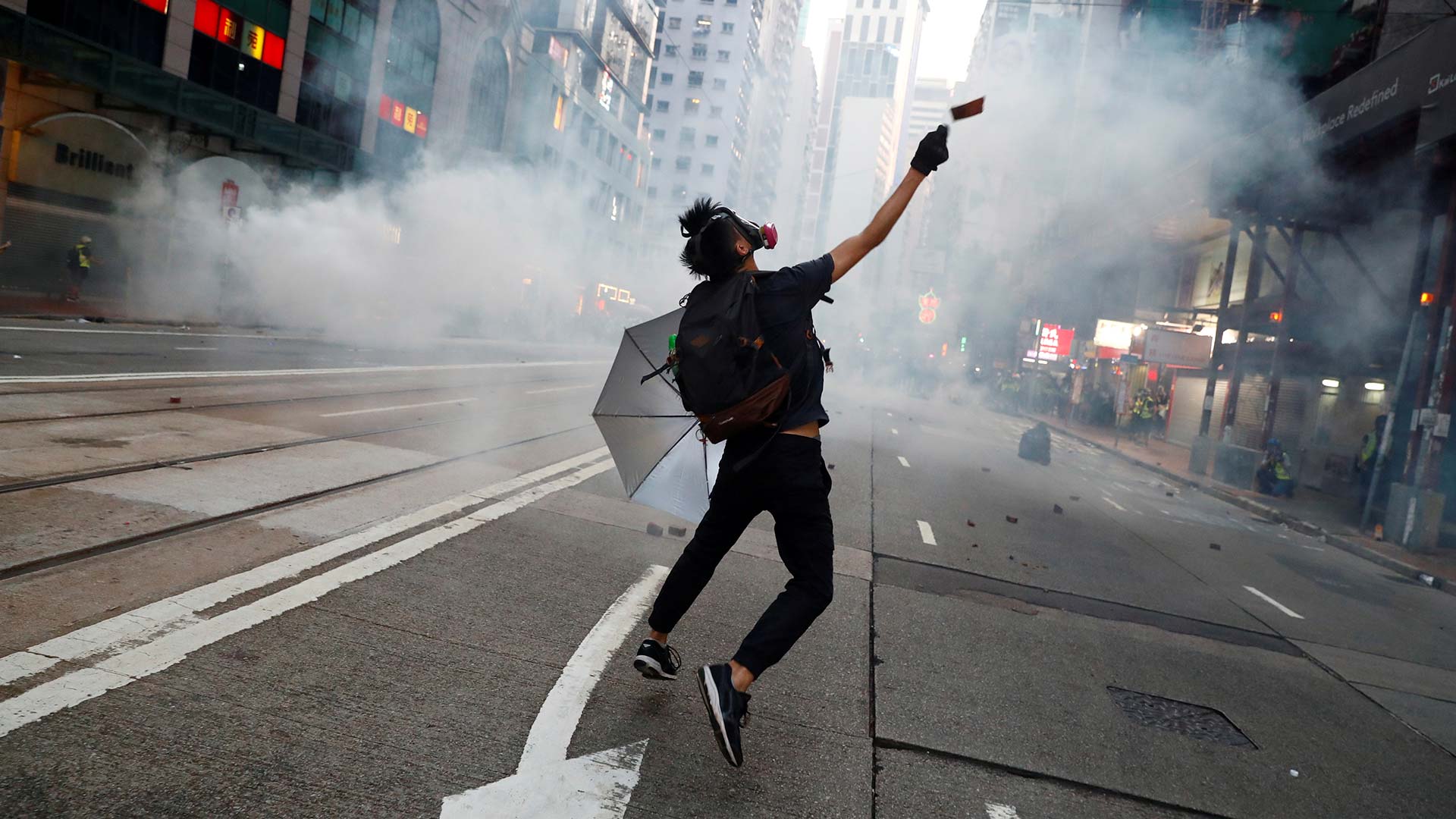 Choques y gases lacrimógenos en unas nuevas protestas multitudinarias en Hong Kong