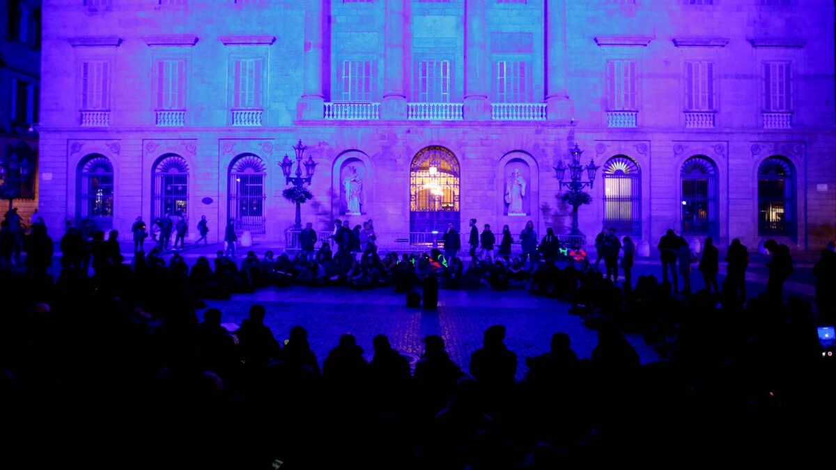 La Guardia Urbana desaloja la acampada de la plaza de Sant Jaume