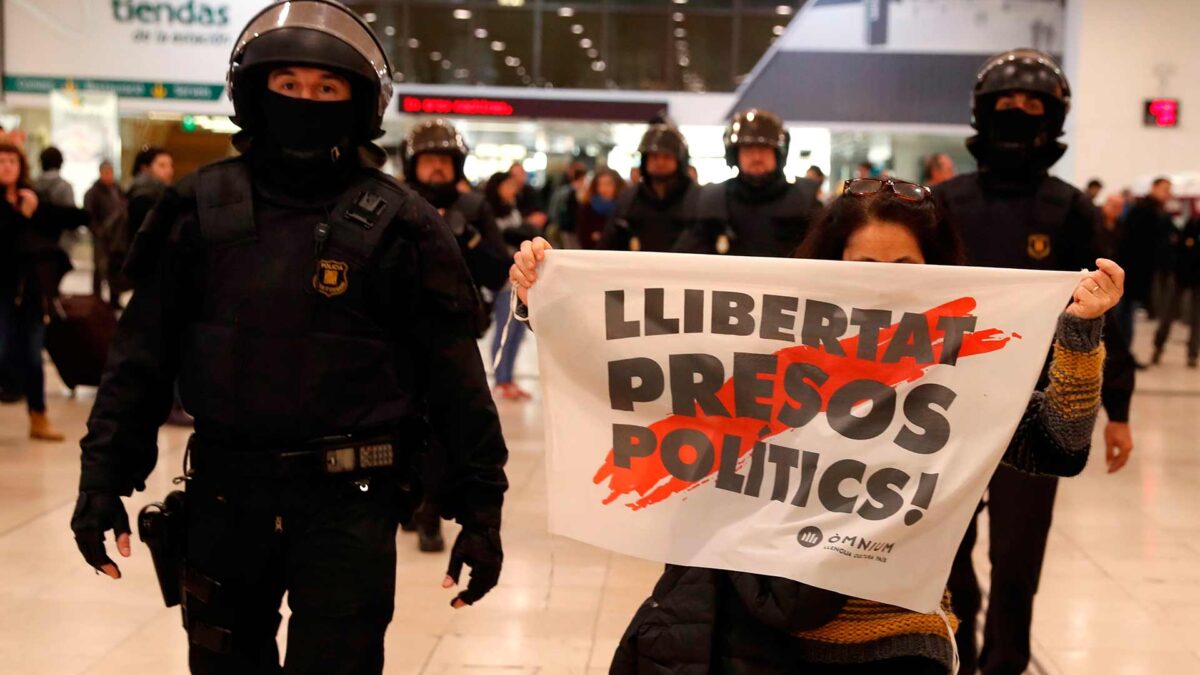 La policía desaloja al centenar de independentistas del vestíbulo de Sants