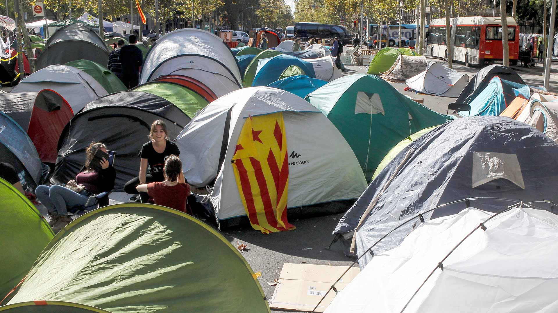 Las juventudes de ERC y la CUP abandonan la acampada de Barcelona