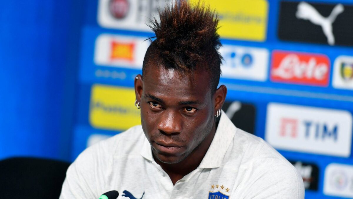 Mario Balotelli detiene un partido por los cánticos racistas de la grada