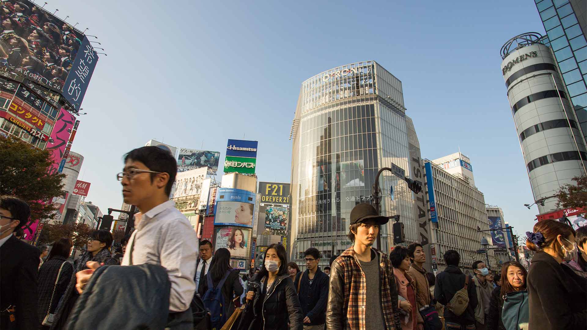 Polémica en Japón por una medida que prohíbe a las mujeres llevar gafas en el trabajo