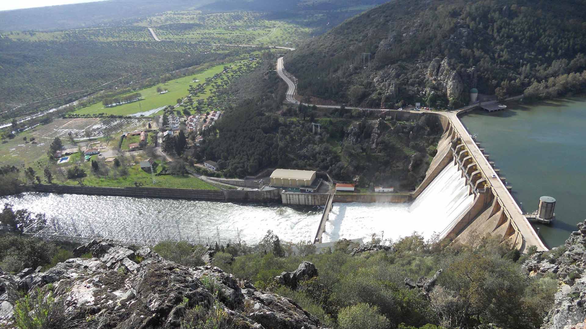 Un accidente en la presa del Cíjara, en Badajoz, deja un muerto y cuatro heridos
