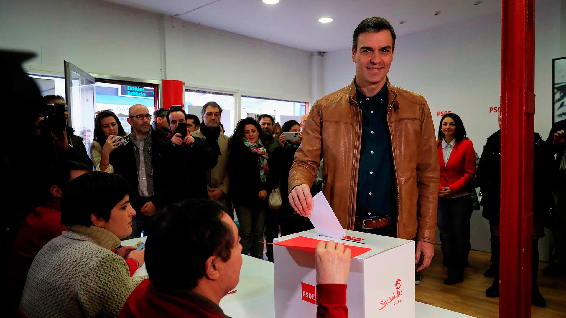 Pedro Sánchez vota en la consulta a la militancia del PSOE y anima a participar