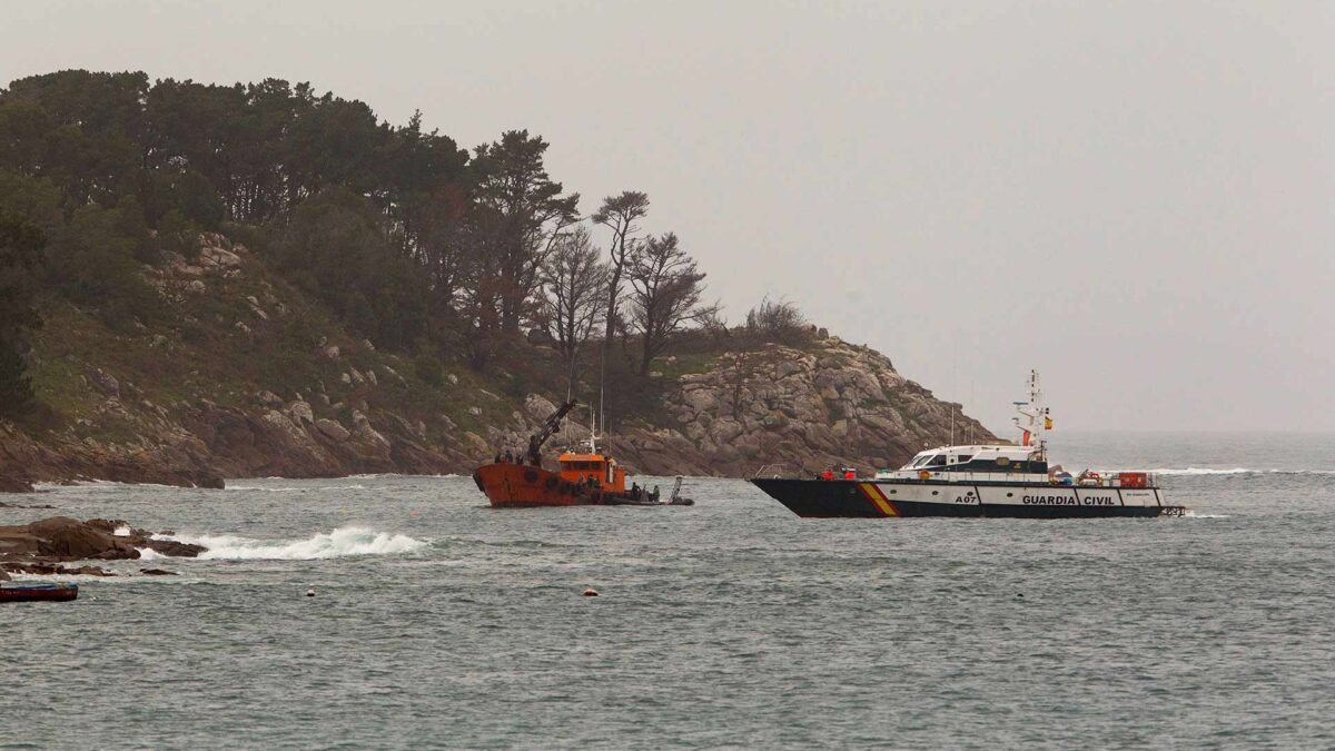 Reflotan al narcosubmarino interceptado en Galicia