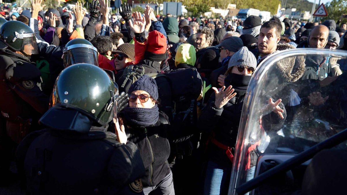 Restablecen el tráfico en La Jonquera y los manifestantes cortan la AP-7 en Girona