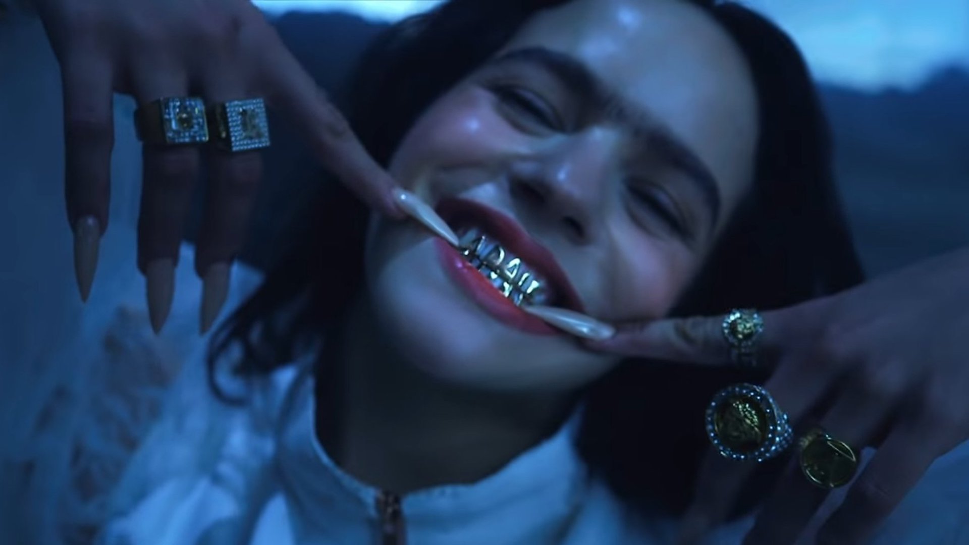 Rosalía, con entrecejo y dientes de oro, deja en 'shock' con su nuevo tema 'A palé'