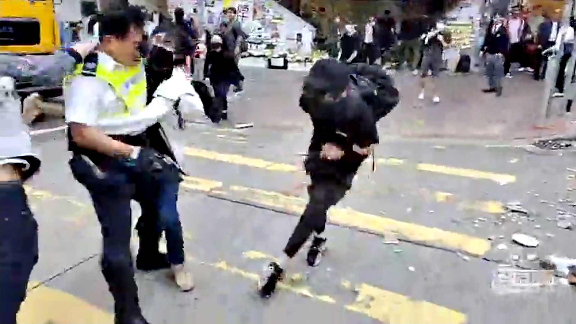 Un manifestante de Hong Kong, herido de gravedad tras ser disparado por un policía
