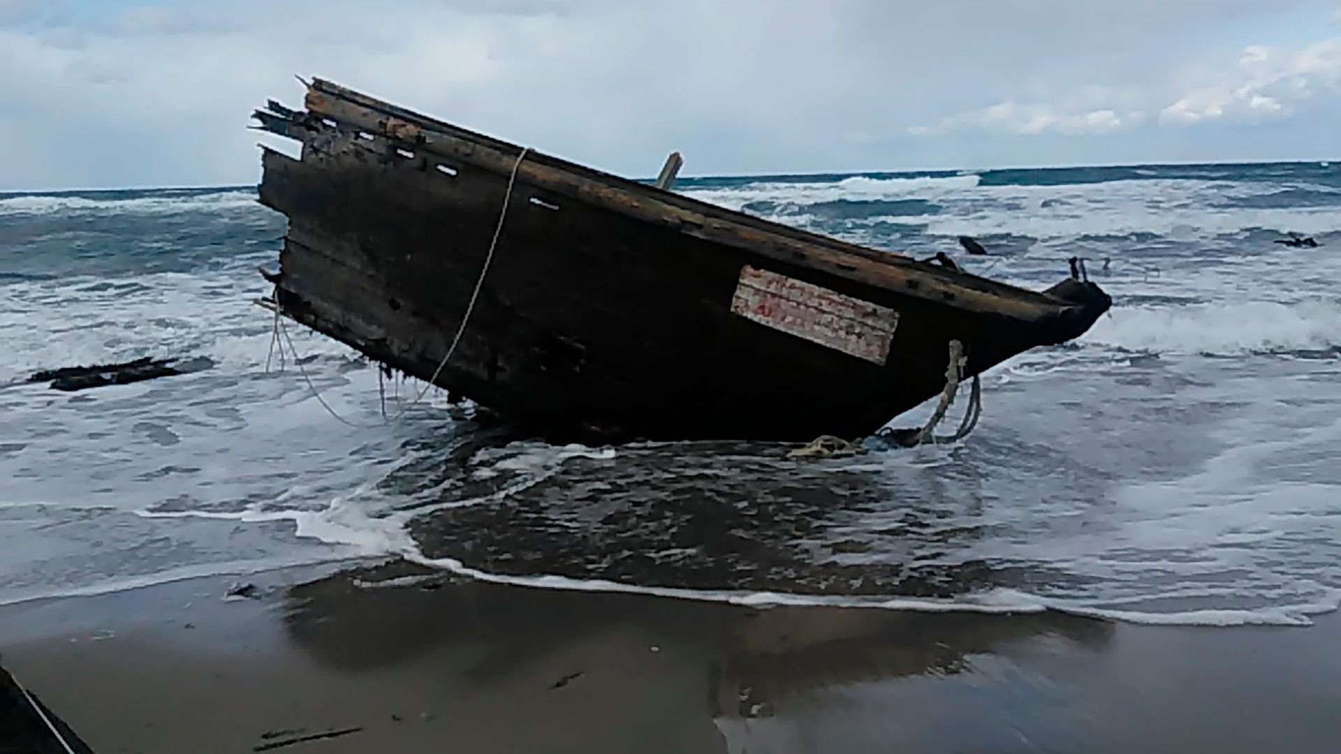 Llega a las costas de Japón un barco fantasma con cabezas y esqueletos humanos